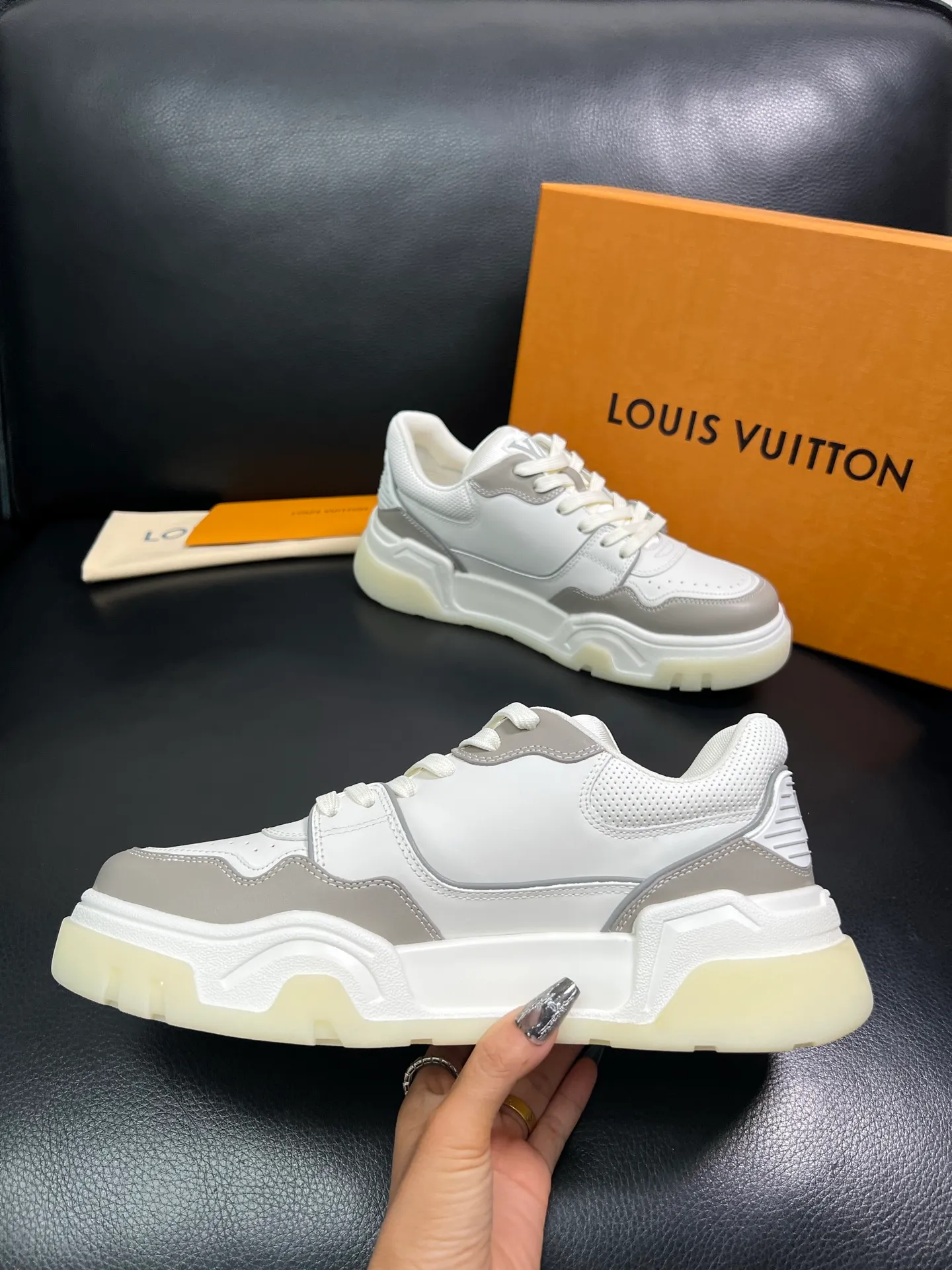 Men's shoes 💰900 Lv top purchase Louis Vuitton, counter synchronization, uppers imported from Italy cowhide, imported mesh padding soft and comfortable, soles: original soles specially provided by the original factory, T men's shoes 💰U exclusive movable molded soles super comfortable, original factory and single goods, high quality, welcome to compare, code number 38-44 (customized 45) 85883